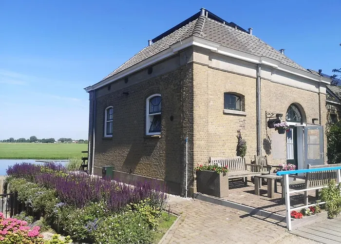 Rechthuis Zouteveen Bed and breakfast