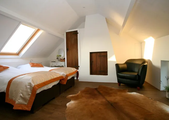 Rechthuis Zouteveen Bed and breakfast