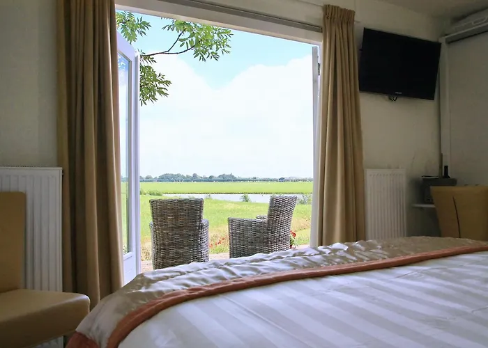 Rechthuis Zouteveen Bed and breakfast