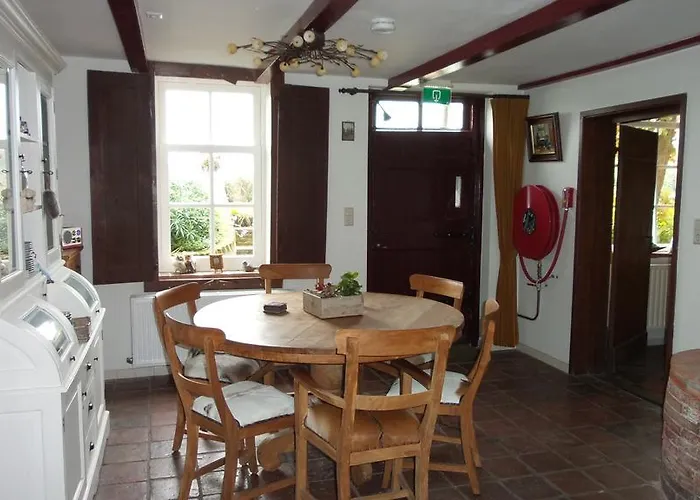 Rechthuis Zouteveen Bed and breakfast 4*